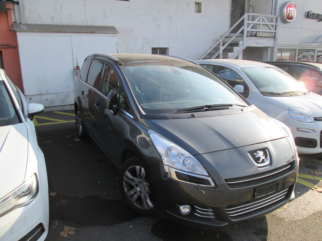 PEUGEOT 5008 1.6 16V T Sport Pack 4
